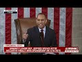 Jeffries thanks Pelosi before handing gavel to McCarthy