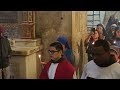 Encircle Jesus' tomb (Holy Sepulchre) in Jerusalem, accompanied by a relic of the True Cross