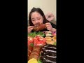 正在使用发音  Beauty challenges 3 seconds to eat a chicken leg  美女吃播3秒一个鸡腿，各种黑暗料理，好看又过瘾