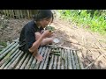 The life of a 15-year-old girl is to dig tubers from the forest for food and build a stone stove.