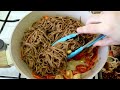 Buckwheat noodles with vegetables and chicken