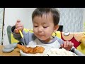 Eat tomatoes, levanilla, fried shrimp, dumplings, and rice👶♥【パパと2人でごはん！トマト、レバニラ、エビフライ、餃子、ご飯を食べます👶♥】