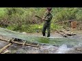 How to trap fish primitively with bamboo. Binh's daily life | Bình - Building new life