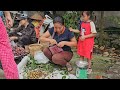 Mother's efforts after Ninh's father went to work, harvesting agricultural products to maintain life