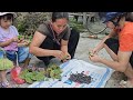 The Unexpected Joy of Mother and Daughter When Lotus Seeds Are Loved by People/Everyday Life