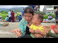 17-year-old single mother: Harvesting pumpkins, a kind policeman helps a single mother cut her hair