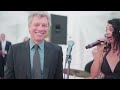 Jon Bon Jovi sorprende y canta en boda