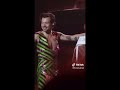 Harry Styles reading signs - Love on tour - best signs funny moments