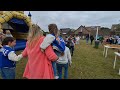 Er werden twee dansjes op gevoerd en de rest van het schoolfeest lag de nadruk op sport en spel.