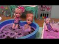 Bath fizz ! Elsa & Anna toddlers - water fun - surprises - Barbie