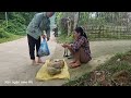 The disabled girl went to earn money while preparing trees to build a house for the Little Girl
