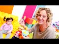 Nicole passt auf Defne auf. Spielzeug Video auf Deutsch. 3 Folgen am Stück