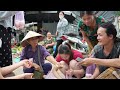 Harvesting eggs to sell at the market - Vàng Hoa