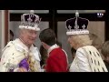 Charles, Camilla et la famille royale saluent la foule depuis le balcon de Buckingham Palace