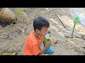 fishing skills, An orphan boy khai caught a catfish weighing 8kg, Stream fishing techniques