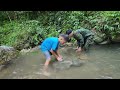 Catching fish Orphan boy Min made a trap to catch a large school of fish