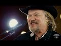 Travis Tritt Pays Tribute To Waylon Jennings With Medley (Acoustic)