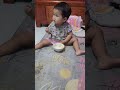 The little girl eat noodle