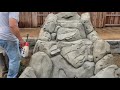 Cómo hacer una cascada imitación de piedras bolas usando cemento quebrado