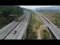 Mobil dikejar KERETA CEPAT di jalan tol | The fastest train overtakes cars in highway in Indonesia