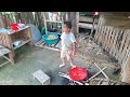 Harvesting bananas to bring to market to sell, the boy burned down the house