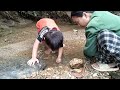 Mother and son went fishing in the stream Lý thị ka single mom l