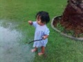 Nicole, 2 anos, dançando na chuva