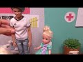 Leg cast ! Elsa and Anna toddlers - Barbie is the doctor