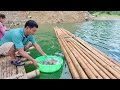 The girl used a bamboo trap to catch a giant fish in a freshwater lake
