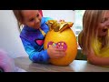 Amelia, Avelina and Arthur juice challenge & Akim play trick or treat with Halloween spiders