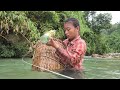 Vietnamese girl alone uses a plastic jar to fish for a living - ha thi muon