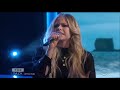 Avril Lavigne sings 