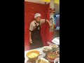 Vídeo que mostra seguranças impedindo homem de pagar almoço para menino revolta a internet
