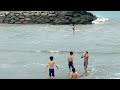 Kegembiraan Anak2 bermain ombak di Pantai Padang.