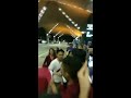 Menyambut kedatangan ariel noah di bandara kuala lumpur