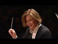 Facing an orchestra: your 2-minute guide to the art of conducting