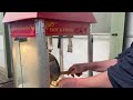 Produktion von Popcorn mit einer Popcornmaschine
