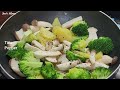 Bông cải xanh với nấm và khoai tây món ăn thanh đạm giàu dinh dưỡng