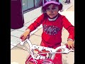Emma Tuber en su bicicleta nueva que le compró la yaye