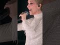 Céline Dion chante 