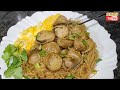 Stir frying rice sticks with straw mushrooms and eggs蘑菇炒米粉