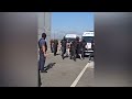 Dy furgona policie dhe forca të shumta efektivësh, momenti kur Leonard Duka ekstradohet në Shqipëri