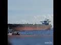 Super Tanker lewati haluan kapal saat berlabuh