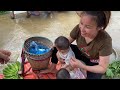 Single mom - Harvest bananas to sell, fainted in the middle of the street because of overwork