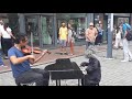 Títere hace un concierto de piano en Ciudad Vieja, Montevideo (Uruguay)