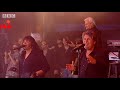 Dolly Parton performs Jolene at Glastonbury - BBC