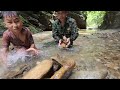 Orphan boy Min caught a fish weighing 10kg, using a bamboo trap to catch stream fish