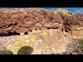 Samotny wypad na złote wzgórza wulkaniczne w rejonie Iglicy Gonzalesa. Góry Goldfields. Arizona