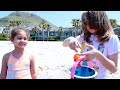 ¡Vamos a la playa! Juegos con Selín y su hermano. Vídeos para niños.