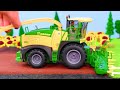 Çiftliğe bir traktör sürüyor
